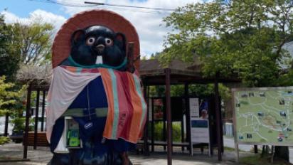 信楽駅前の大タヌキが、近江の麻・近江ちぢみで近江商人の姿に衣替え